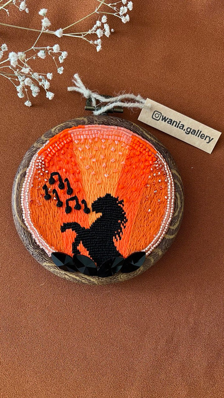 دیوارکوب گلدوزی و دست دوز طرح نوای اسب