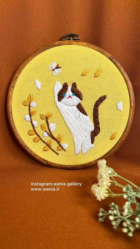 تابلو گلدوزی شده با دست طرح گربه بازیگوش