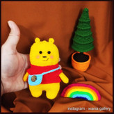 عروسک بافتنی کوچولو پو با درخت کاج و رنگین کمان