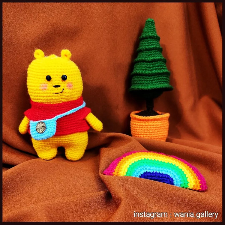 عروسک بافتنی کوچولو پو با درخت کاج و رنگین کمان