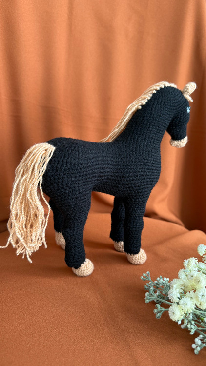 عروسک اسب سیاه