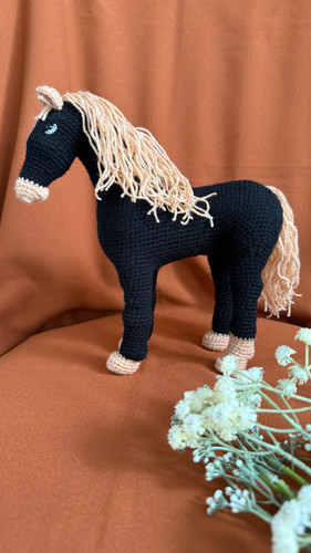 عروسک اسب سیاه فانتزی